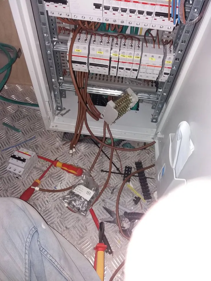 Câblage d'armoire électrique industrielle par KMM Service