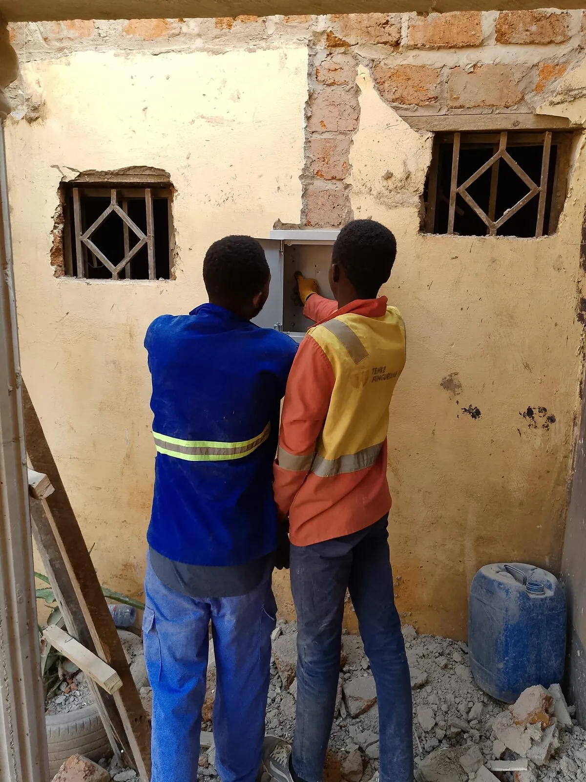 Techniciens KMM Service posant un boîtier de raccordement