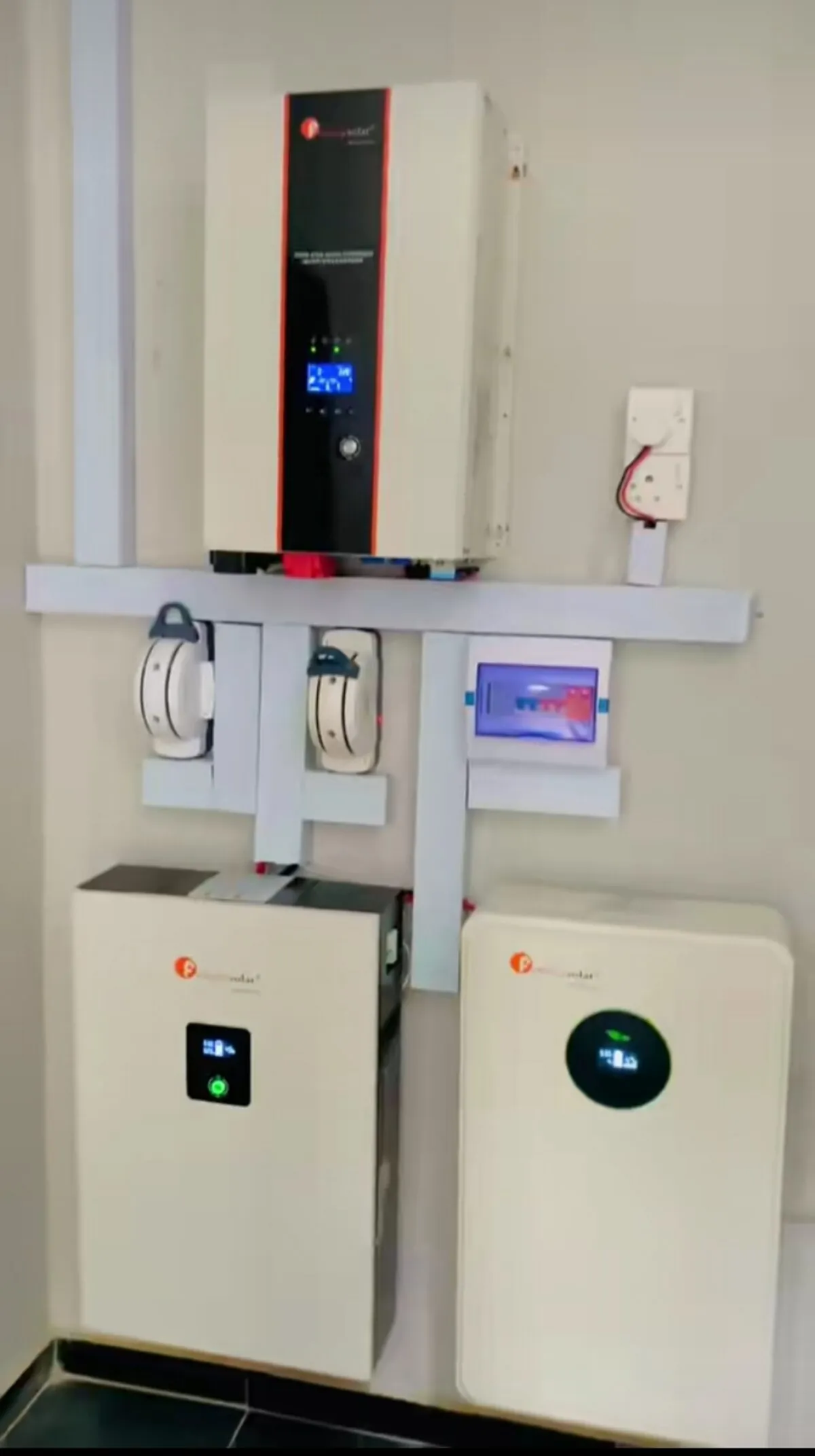 Installation solaire avec onduleur et batteries par KMM Service